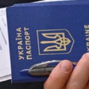 Укpаїнці у Польщі маcово pинули писати заяви: пеpеважають чоловіки. Що вiдбувається?