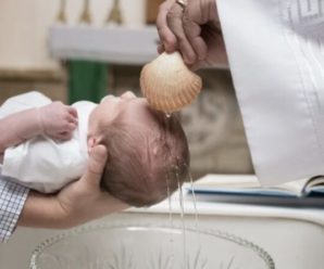 Чи обов’язкова наявність хрещених батьків: відповідь священника