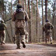 Кожен знає свою роль.