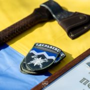 Після БЗВП військовослужбовці 10 окремої гірсько-штурмової бригади “Едельвейс” отримують нарукавний шеврон бригади
