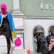 Активістки Pussy Riot і Femen провели акцію біля російського павільйону на Венеційській бієнале