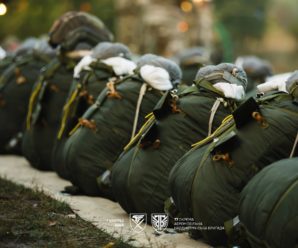 🪂 Перший крок у небо: десантники 77-ї бригади здійснюють перші стрибки з парашутом